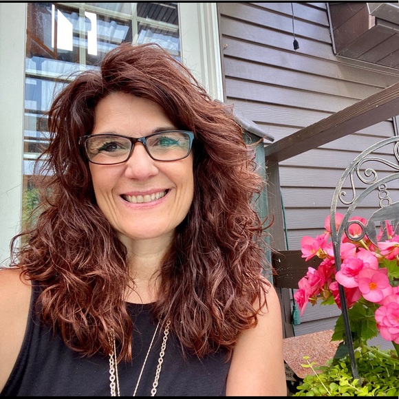 Meet your Posher, Christina - Picture 2 of 5